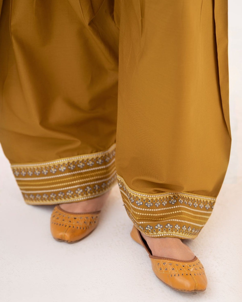 Glory [Embroidery 3.Pcs with Farshee Shalwar]